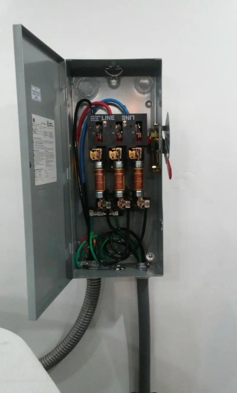 Three-phase disconnect switch installed for Smoke Detector Installation in Saltillo